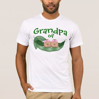 Opa van tweelingmeisjes met donkere huid t-shirt