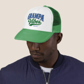 Opa Vibes Groen Blauw Retro Tekst Design Trucker Pet (In situ)