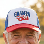 Opa Vibes Rood Blauw Retro Tekst Design Trucker Pet