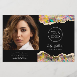 Opaal ontwerp op zwarte bifold brochure