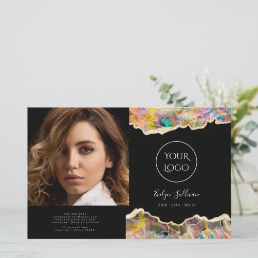 Opaal ontwerp op zwarte bifold brochure (Staand voorkant)