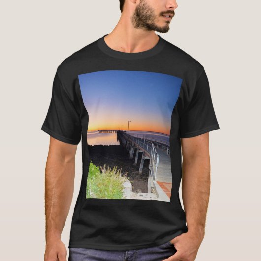 Opal Sunset: Zonsondergang boven een werf, T-shirt (Voorkant)