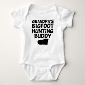Opa's Bigfoot Hunting Buddy Romper (Voorkant)