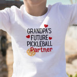 Opa's toekomstige Pickleball partner kleinkind Kinder Shirts<br><div class="desc">Als je een opa bent die graag pickleball speelt,  dan heeft je kleinkind dit schattige T-shirt nodig om het af te shows.</div>