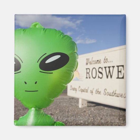 Opblaasbare alien met Welkom bij Roswell aanmelden Magneet (Voorkant)