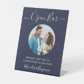 Open Bar - Aangepaste foto marineblauwe bruiloft Reclamebord Met Voetstuk (Voorkant)