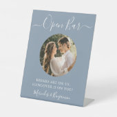 Open Bar - Aangepaste foto Stusty Blue Wedding Reclamebord Met Voetstuk (Voorkant)