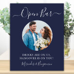 Open Bar Drinken voor aangepaste marinescheepsblau Poster<br><div class="desc">Open Bar! Eenvoudige maar elegante kalligrafie, dit bord van de trouwbar kenmerkt Open bar in elegante kalligrafie, en de drinken zijn op ons, hangen binnen op u. . Pas dit elegante trouwbord met uw favoriete verloving of paar foto's, en namen aan! COPYRIGHT © 2020 Judy Burrows, Black Dog Art -...</div>
