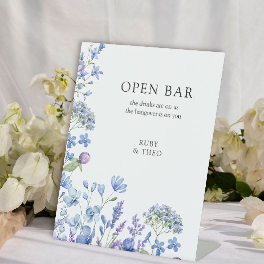 Open Bar Wildflower Periwinkle Bloemen Bruiloft Reclamebord Met Voetstuk