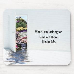 Open deur in de tuin muismat