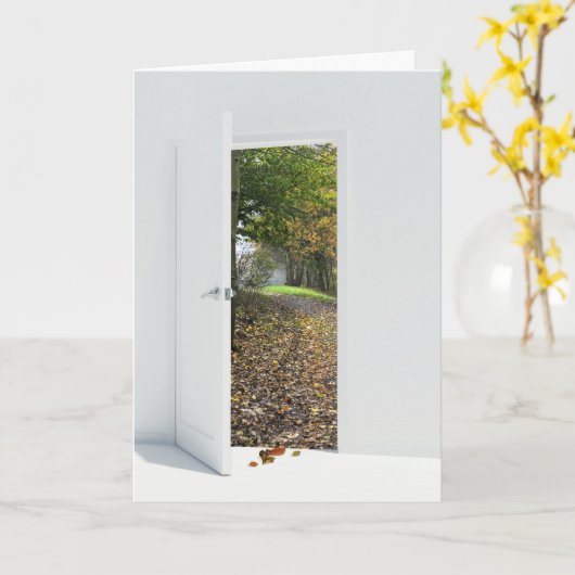 Open deur met herfstscène kaart (Gele Bloem)