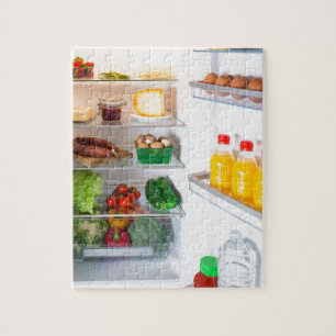 Open die koelkast met voedsel wordt gevuld legpuzzel