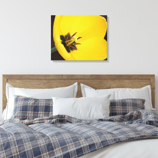 Open gele tulp in gewikkeld canvas afdruk (Insitu (Slaapkamer))