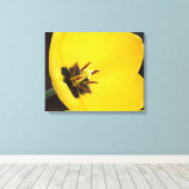 Open gele tulp in gewikkeld canvas afdruk (Insitu (Houten vloer))
