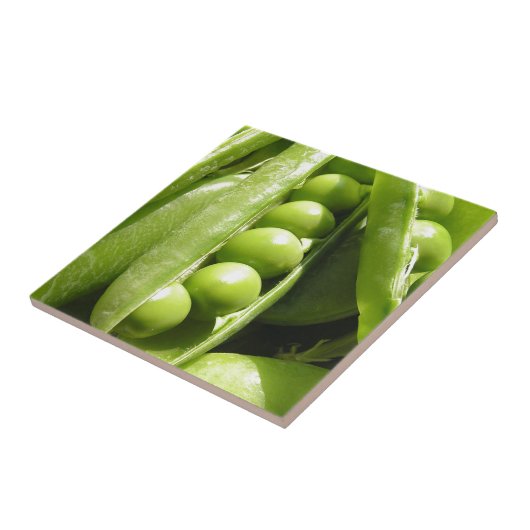 Open groene erwtenpeul, vers in zonlicht tegeltje (Zijkant)