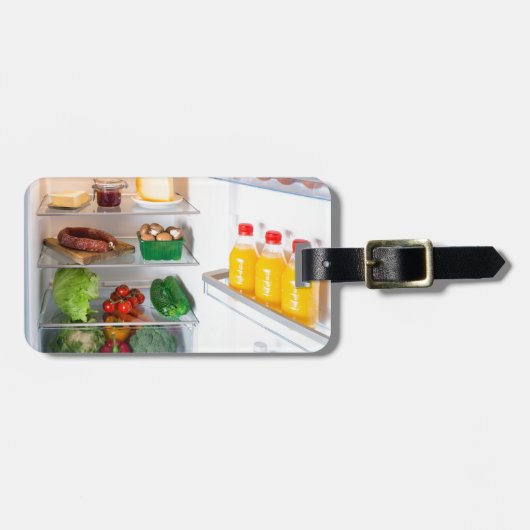 Open koelkast gevuld met voedsel bagagelabel (Voorkant horizontaal)