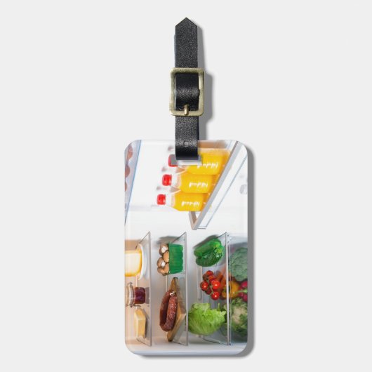 Open koelkast gevuld met voedsel bagagelabel (Voorkant verticaal)