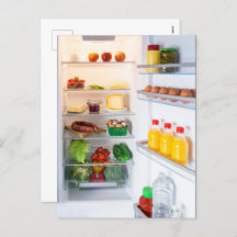 Open koelkast gevuld met voedsel