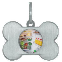 Open koelkast gevuld met voedsel huisdieren naamplaatje