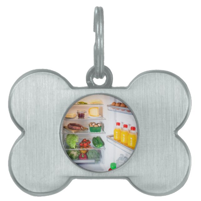 Open koelkast gevuld met voedsel huisdieren naamplaatje (voorkant)