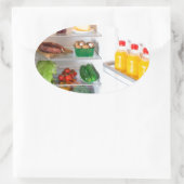 Open koelkast gevuld met voedsel ovale sticker (Tas)