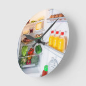 Open koelkast gevuld met voedsel ronde klok (Hoek)