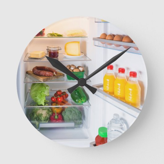 Open koelkast gevuld met voedsel ronde klok (Voorkant)