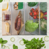 Open koelkast gevuld met voedsel theedoek (Gevouwen)