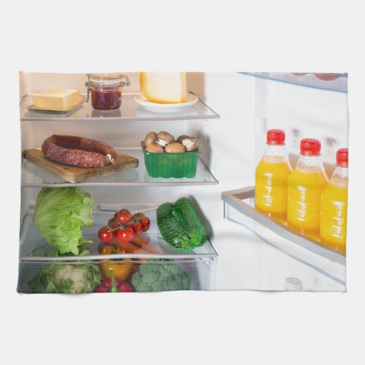 Open koelkast gevuld met voedsel theedoek (Horizontaal)