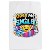 Open Me & Smile Gift Bag – Fun Party Illustration Medium Cadeauzakje (Voorkant)