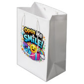 Open Me & Smile Gift Bag – Fun Party Illustration Medium Cadeauzakje (Achterkant Gekanteld)