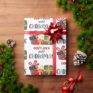 Open pas met kerstcadeautjes voor feestdagen cadeaupapier