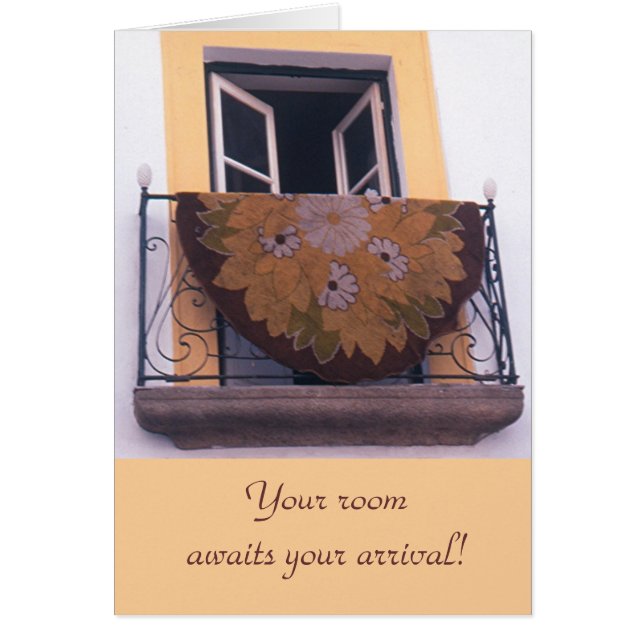 OPEN RAAM, SMEEDIJZEREN BALKON, TAPIJT LUCHTEN (Voorkant)