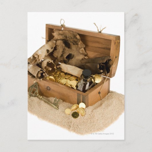 Open replica van schatkist op zand briefkaart (Voorkant)