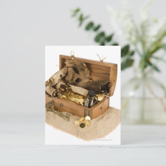 Open replica van schatkist op zand briefkaart (Staand voorkant)