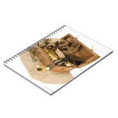Open replica van schatkist op zand notitieboek (Linkerzijde)