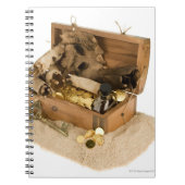 Open replica van schatkist op zand notitieboek (Voorkant)