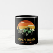 Open road retro adventure Coffee Mugs Tweekleurige Koffiemok (Center)