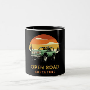 Open road retro adventure Coffee Mugs Tweekleurige Koffiemok