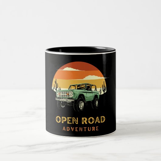 Open road retro adventure Coffee Mugs Tweekleurige Koffiemok (Center)