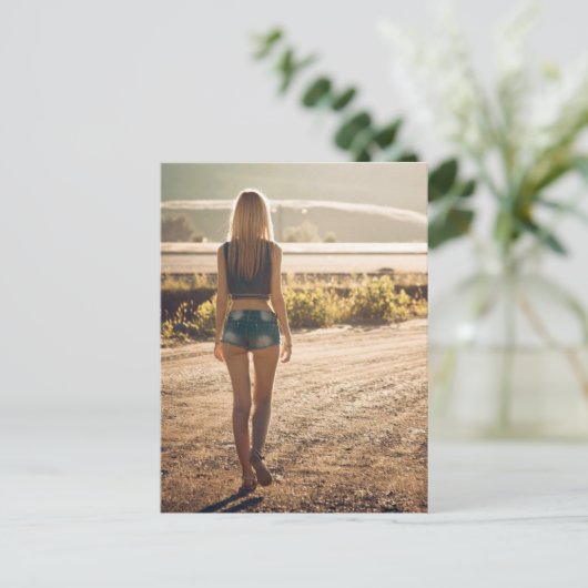 Open Road - Tiny Short Shorts babe Foto Briefkaart (Staand voorkant)