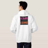 OPEN SLUITEN OP ZWART HOODIE (Achterkant volledig)