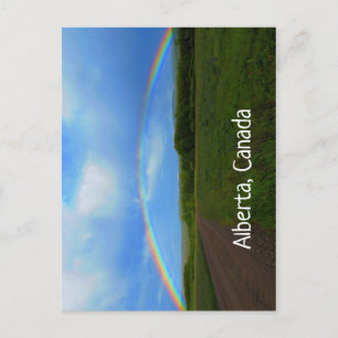 Open weg door groene velden Alberta regenboog Briefkaart