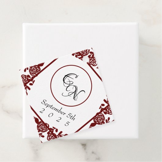 Open-werk monogram wit-bordeaux bruiloft bedankjes labels (In situ)
