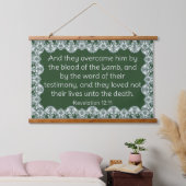 Openbaring 12:11 hangend wandkleed (Slaapkamer)