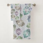 Opengewerkte bladeren op een lichtgrijze achtergro bad handdoek (Insitu)