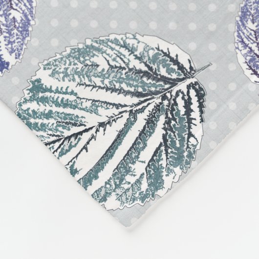 Opengewerkte bladeren op een lichtgrijze achtergro fleece deken (Hoek)