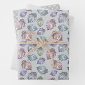 Opengewerkte bladeren op een lichtgrijze achtergro inpakpapier vel (In situ)