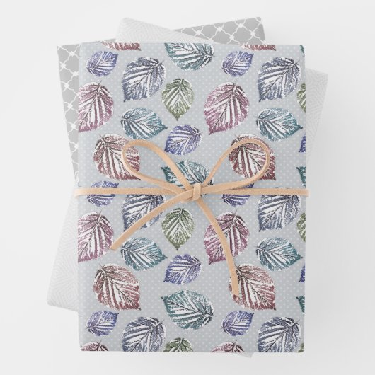 Opengewerkte bladeren op een lichtgrijze achtergro inpakpapier vel (In situ)