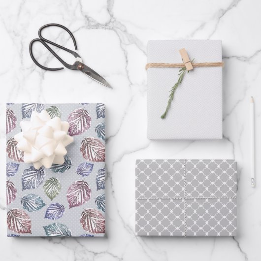 Opengewerkte bladeren op een lichtgrijze achtergro inpakpapier vel (Voorkant)